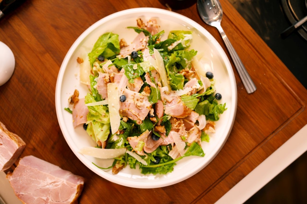 ბეკონისა და შაშხის სალათი მდოგვის სოუსით