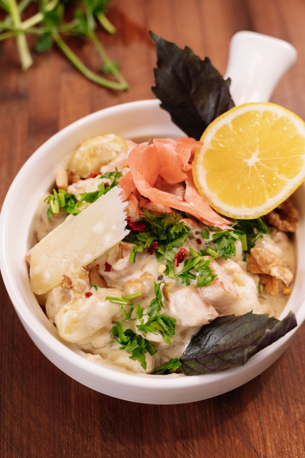 ნიოკი ბეკონითა და ნაღების სოუსით