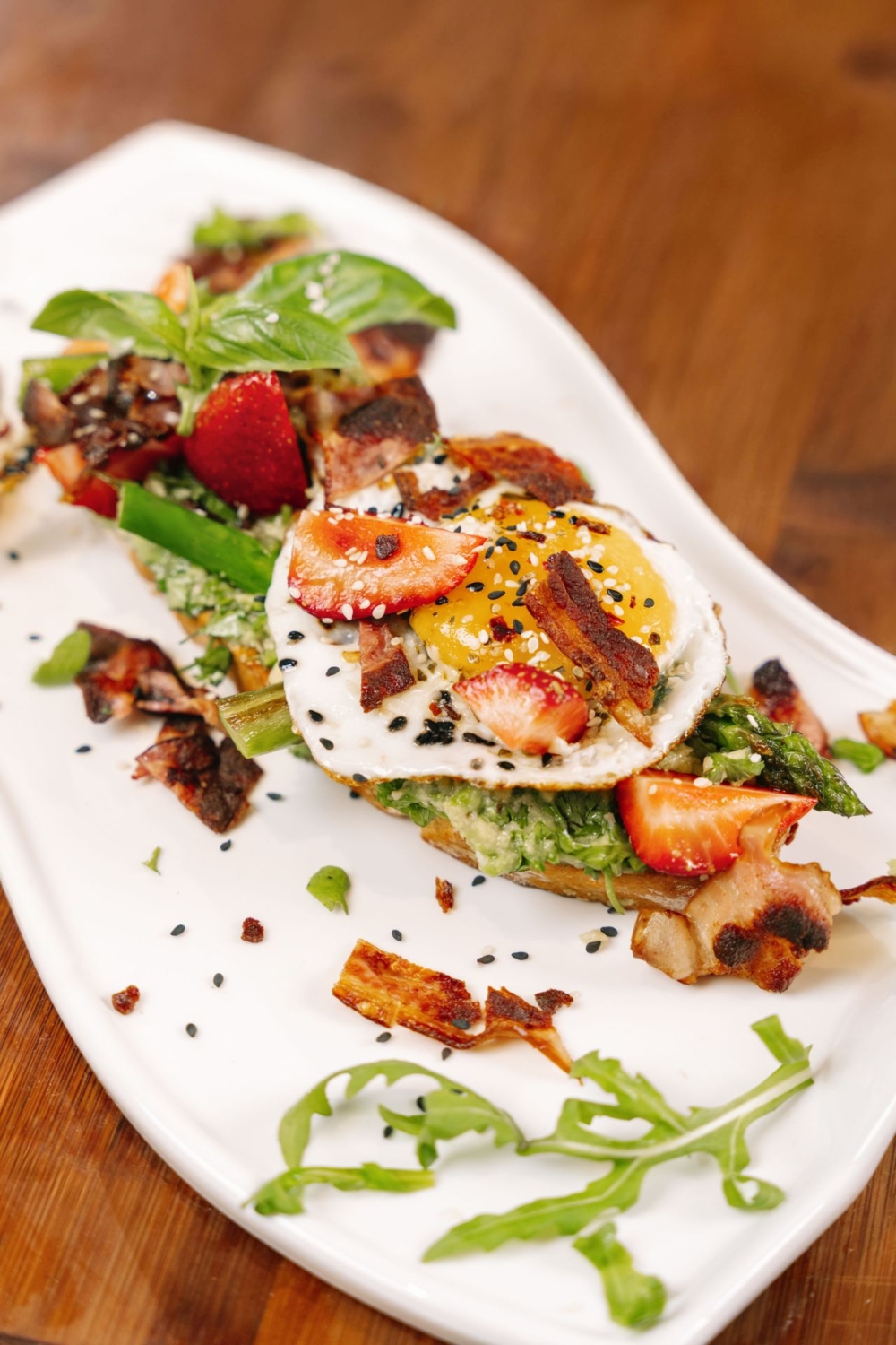 ბრუსკეტა სატაცურითა და მარწყვით