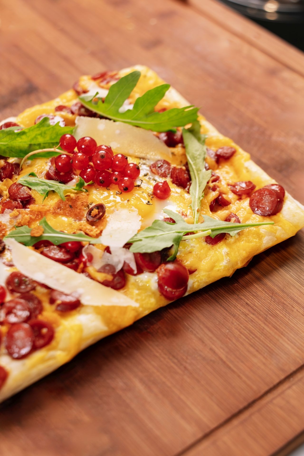 მონადირული სოსისის პიცა ჩედარითა და ორეგანოთი