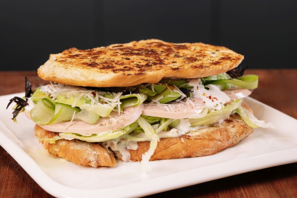 სენდვიჩი მოხარშული ძეხვითა და ავოკადოთი