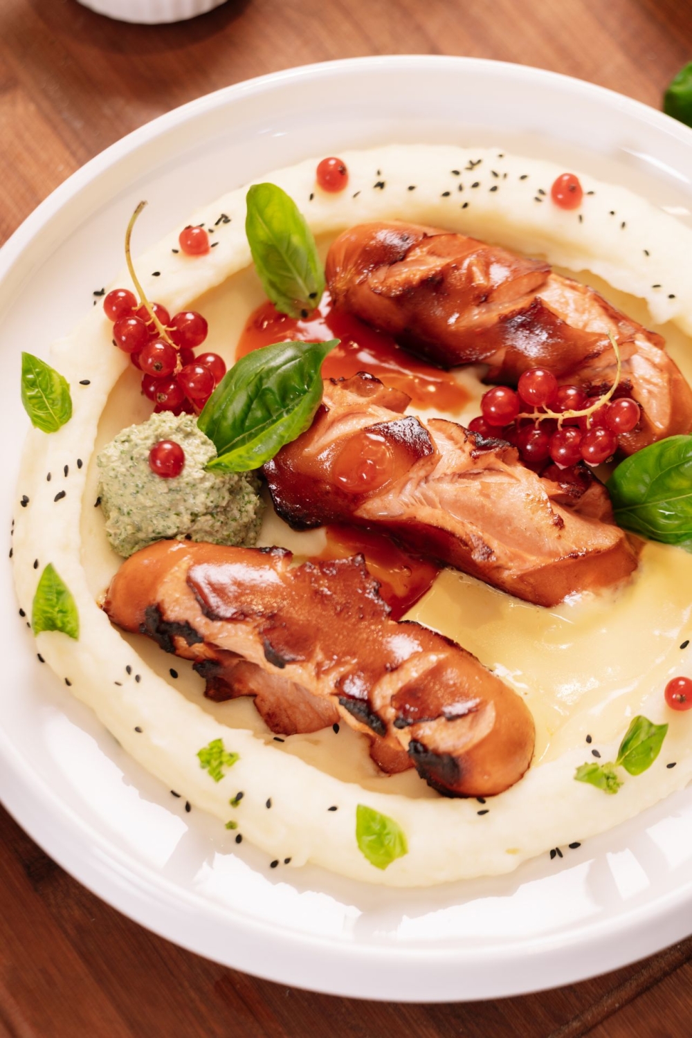 ბავარიული სარდელი კარტოფილის პიურეთი და ნიგვზის სოუსით