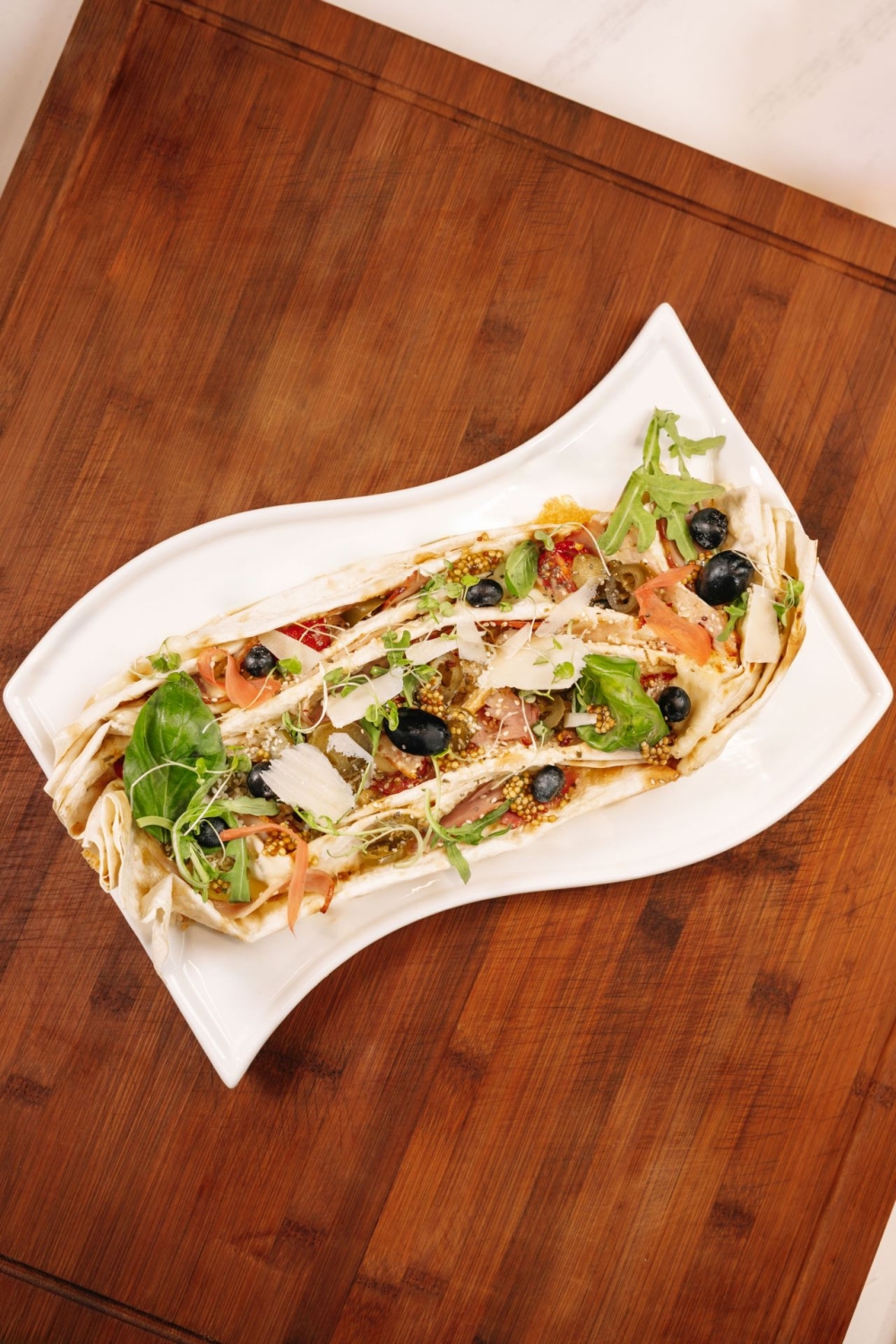 ლავაშის ღვეზელი ძეხვეულითა და ბოსტნეულით