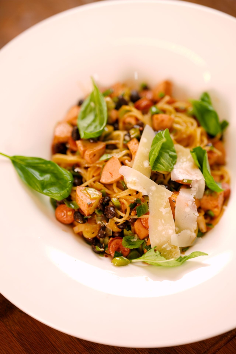 პასტა ბავარიული სარდელითა და მონადირული სოსისით