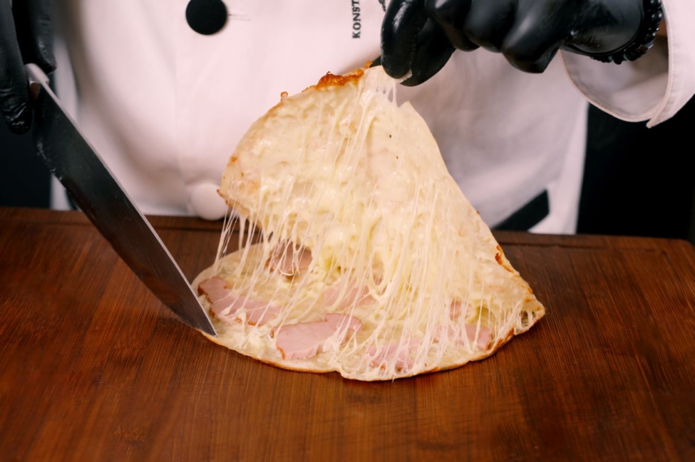 ლავაშის ღვეზელი ძეხვეულითა და ყველით